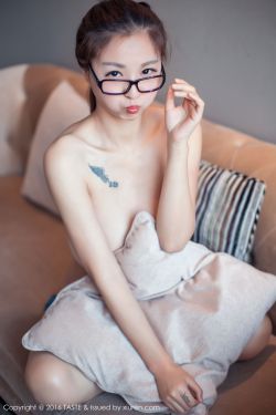 大胸美女脱个精光图片